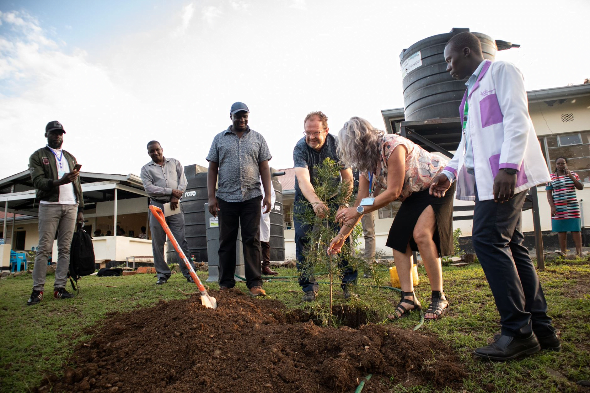 På Tom Mboya planterar man nu träd runt sjukhusområdet för att motverka klimatförändringar. På bild syns Roland Gustafsson och Betty-Ann Nilsson från Region Västerbotten tillsammans med sina Kenyanska projektpartners och personal på sjukhuset. Foto: Sofia Berggren, Region Västerbotten