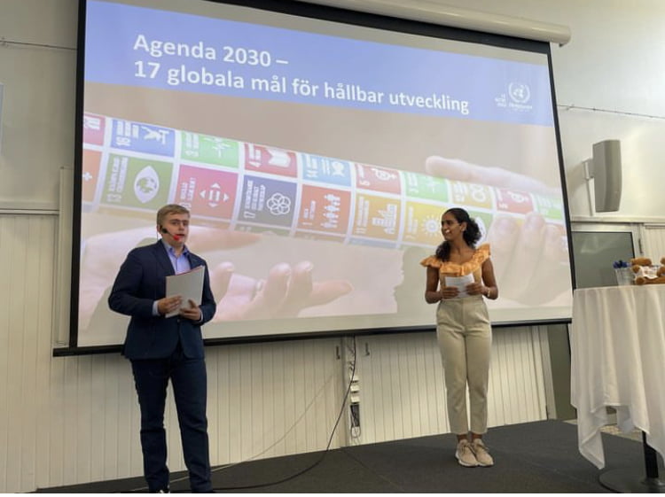 Nils Backlund and Melissa Ychoo, moderators at the Democracy Day in Håbo, August 2022. 100 young people aged 13-19 from Håbo's schools were invited to participate. Local politicians and officials also participated during the day. The theme of the day was Agenda 2030, which was part of the ICLD project. Photo: Håbo kommun.